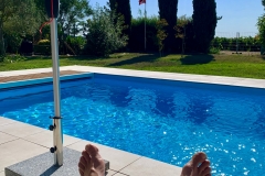 August_2019_Füße_am_Pool_IMG_4561
